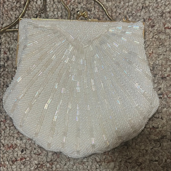 Carolyne Barton Night Elegant Cream Beaded seashell Clutch with Gold Chain - Picture 3 of 4